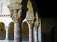 Abbaye Saint-Michel-de-Cuxa, Cloitre Ouest, Chapiteau orientalisant du roi des animaux (3)